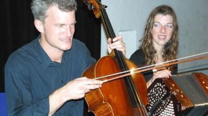 Außergewöhnliches Duo: Bettina Hartl (Bandoneon) und Marcus Hagemann (Cello) in der Wimsener Mühle. 
GEA-FOTO: SCHRADE