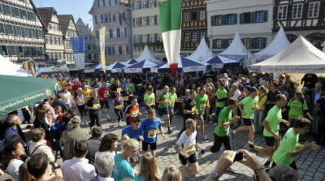 Im Pulk über den Marktplatz: Die Teilnehmer schätzen das besondere Flair beim Stadtlauf.  FOTO: NIETHAMMER