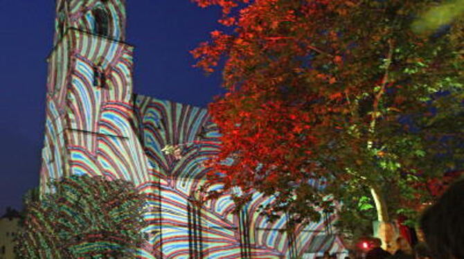 Das vielseitige Kultur- und Licht-Spektakel rund um die Pfullinger Martinskirche fand viele neue Fan. FOTO: BAIER