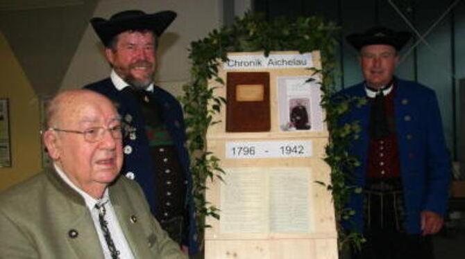 Gerhard Spohn (84) hat auf Betreiben von Revierförster Heinz Thumm , rechts, die Aichelauer Chronik der Nachwelt wieder neu zugä