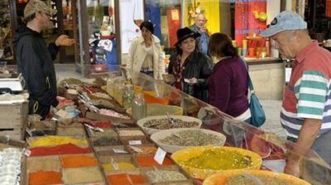 Der Süden zum Riechen, Schmecken und Fühlen: Der umbrisch-provenzalische Markt. FOTO: NIETHAMMER