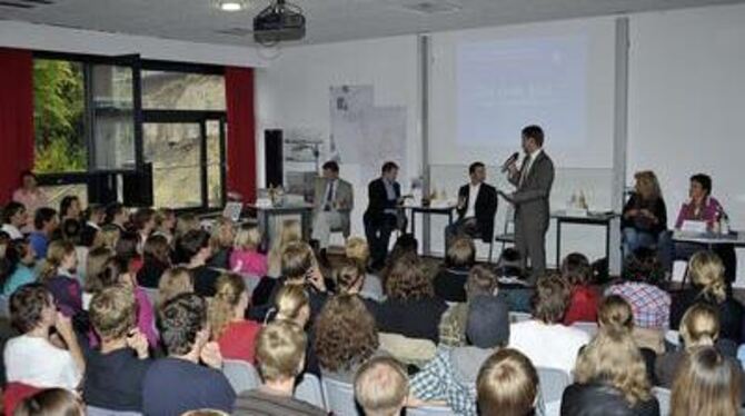 Volles Haus bei der Podiumsdiskussion im Friedrich-Schiller-Gymnasium. Auf der Bühne (von links): Dieter Hillebrand (CDU), Sebas