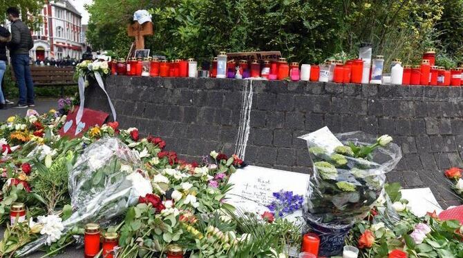 Blumen und Kerzen erinnern in Bonn an den totgeprügelten Niklas. Foto: Caroline Seidel