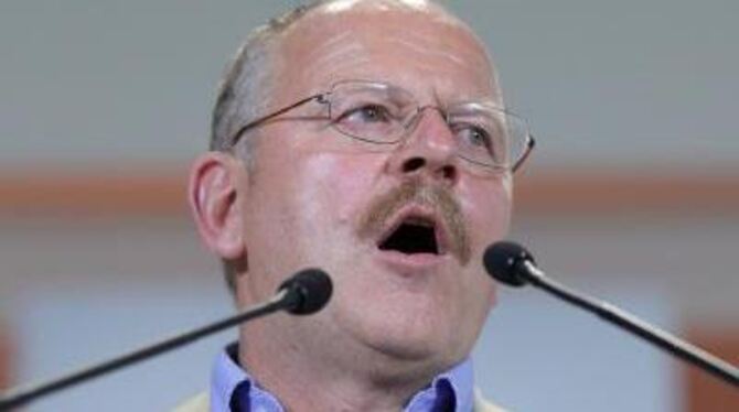 Der Opel-Gesamtbetriebsratsvorsitzende Klaus Franz bei einer Pressekonferenz im Opelwerk in Rüsselsheim.
FOTO: DPA