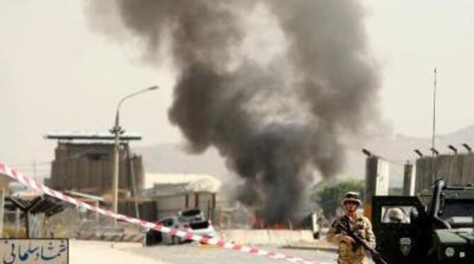 Bei einem Selbstmordanschlag am Flughafen von Kabul starben zwei Menschen.
FOTO: DPA