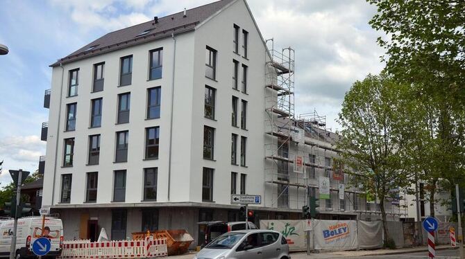 Eines der Projekte der Pfullinger BG mit seniorengerechten Wohnungen derzeit noch im Bau an der Großen Heerstraße.  GEA-FOTO: BARAL