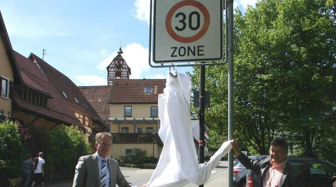 Hans-Erich Messner (links) und Egon Betz führen offiziell Tempo 30 ein. GEA-FOTO: HAILFINGER