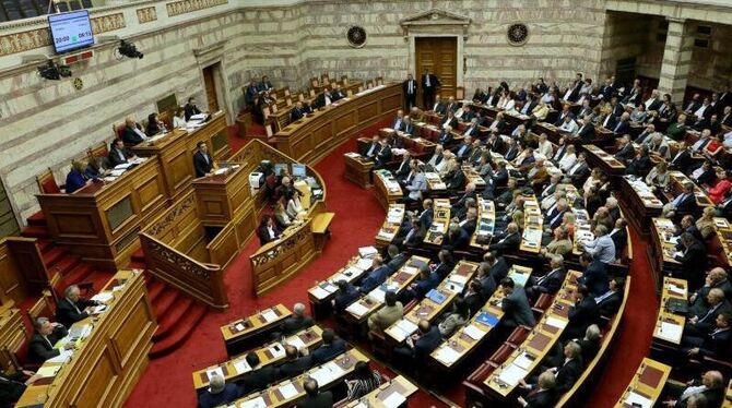 Premier Alexis Tsipras spricht im griechischen Parlament in Athen. Foto: Pantelis Saitas/Archiv