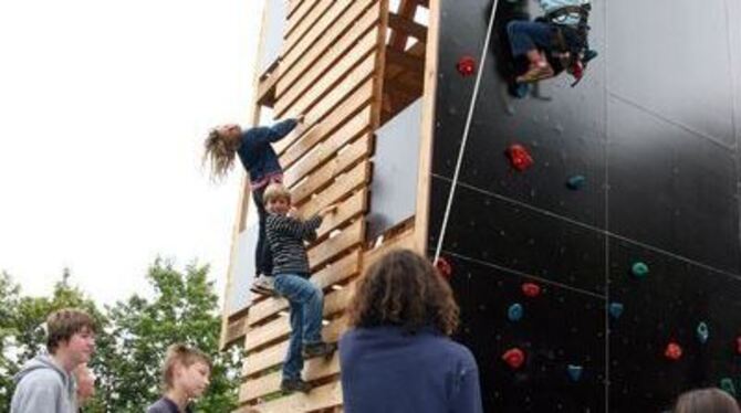 Der Akti hat endlich sein Wahrzeichen wieder, was am Samstag mit einem Fest gebührend gefeiert wurde. Der neue Kletterturm ist n