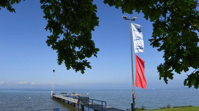 Eine rote Fahne signalisiert im Strandbad in Eriskirch das Badeverbot im Bodensee.