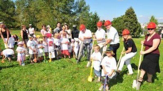 Auch die Kleinen halfen mit: Ende April 2010 soll das Kinderhaus fertig sein.
GEA-FOTO: MEYER