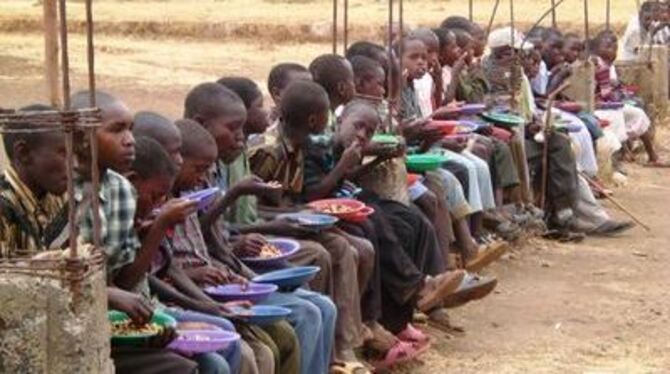 Kinder und Jugendliche in der Kinderfarm Ndalani am Fluss Thika.
FOTO: SCHÄFER