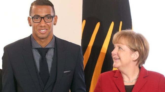 Ehrung durch Angela Merkel: Fußball-Nationalspieler Jerome Boateng bekommt das Silberne Lorbeerblatt. Foto: Wolfgang Kumm/Arc