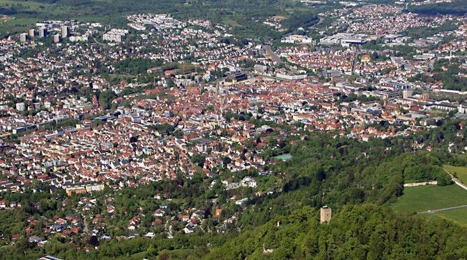 Reutlingen von oben: Die Stadt befürchtet Kaufkraftabfluss, wenn die Outlet-City Metzingen zu stark wächst. LUFTBILD: GROHE