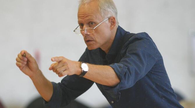 Konzentriert bei der Arbeit: Ola Rudner, wie ihn die Musiker bei der Probe im Studio der Philharmonie sehen. GEA-FOTO: KNAUER