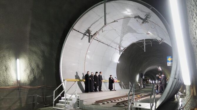 Segnungszeremonie für den längsten Tunnel der Welt. Im Berg kamen ein Pater, eine Pfarrerin, ein Imam, ein Rabbiner und Vertr