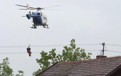 In Triftern retteten Hubschrauber Menschen von Häuserdächern, weil die Straßen überschwemmt waren. Foto: Armin Weigel