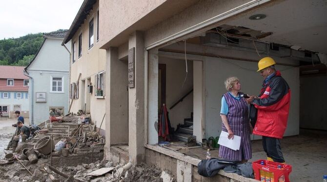 Ein Schadensregulierer von der SV Sparkassenversicherung in Braunsbach in einem beschädigten Haus.