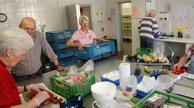 Anneliese Gödert, Uta Königstorfer und Doris Pfeifer (von links) nehmen angeliefertes Obst und Gemüse unter die Lupe und richten