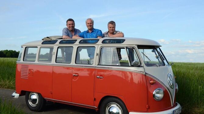 Die Eigentümer des ziegelrot-weißen VW T1 »Samba« (von links): Frank Eberle, Dietmar und Volker Lutz. GEA-FOTO: CONZELMANN