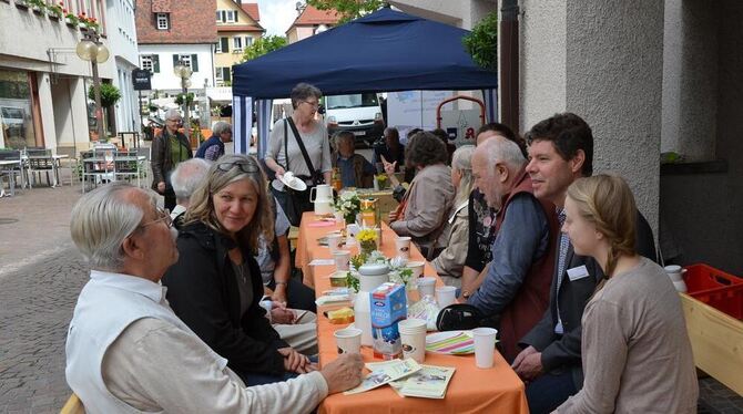 Kaffeepause am Rande des Pfullinger Markttreibens: Die beiden Tische für das Nachbarschafts-Frühstück waren stets gut besetzt.