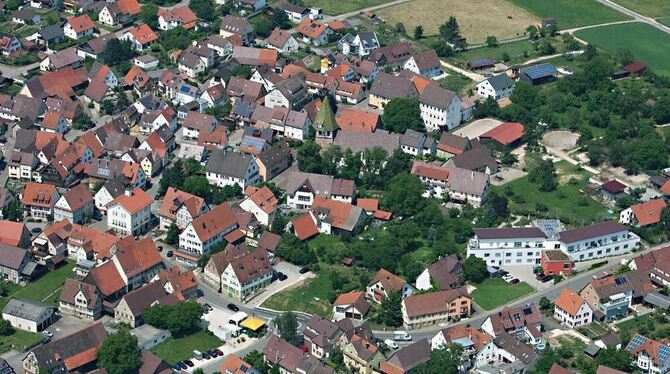 Blick aus luftiger Höhe auf die Walddorfer Ortsmitte. In der Bildmitte ist beim gelben Dach des »Eismanns« der Mini-Kreisel zu e