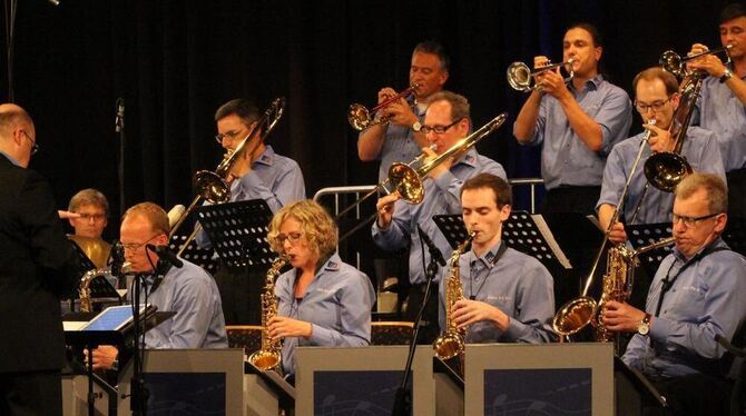 Die Bosch Big Band bot einen unterhaltsamen Querschnitt durch die Jazzgeschichte des 20. Jahrhunderts.  FOTO: SPIESS