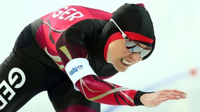 Die deutsche Eisschnell-Läuferin Claudia Pechstein beim 3000-Meter-Lauf der Damen in der Adler Arena bei den Olympischen Spielen