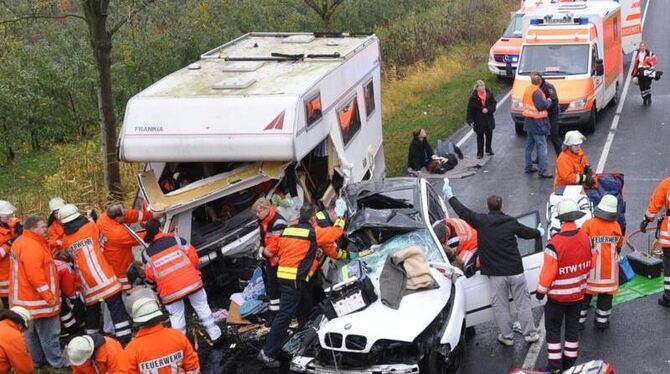 Unfall mit einem Wohnmobil: Unfallforscher haben die möglichen Folgen jetzt in Crashtests untersucht. Foto: Polizei/Archiv