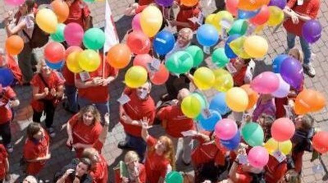 Demonstrierende Mitarbeiter von Kindertagesstätten und anderen sozialen Einrichtungen lassen Luftballons steigen.
ARCHIVFOTO: DP