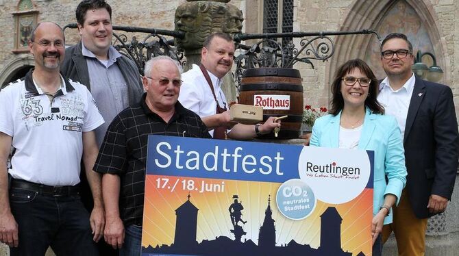 Emsige Akteure im Hintergrund bündeln die gigantische Logistik des Stadtfestes (vordere Reihe von links): Frank Wittel, Erich Hu