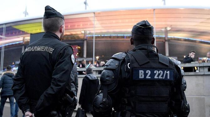 Nicht nur wie hier vor dem Stade de France in Paris, sondern auch in den anderen Spiel-Städten und auf Fanmeilen wollen französi