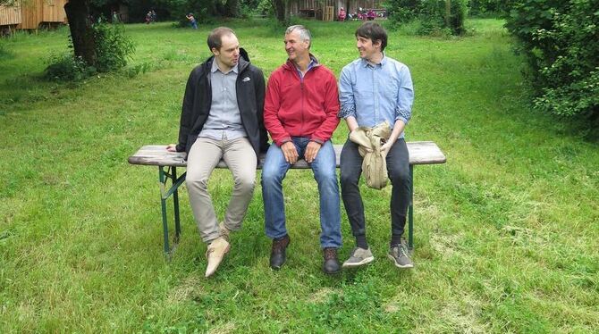 Noch lassen sie die Beine baumeln auf der Pfadfinderwiese, die Organisatoren Henrik Junger, Klaus Kupke und Dennis Adler (von li