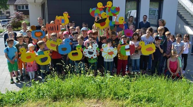 tolz präsentieren die Altenburger Hofschüler ihre knallbunten Holzenten. FOTOS: RABE