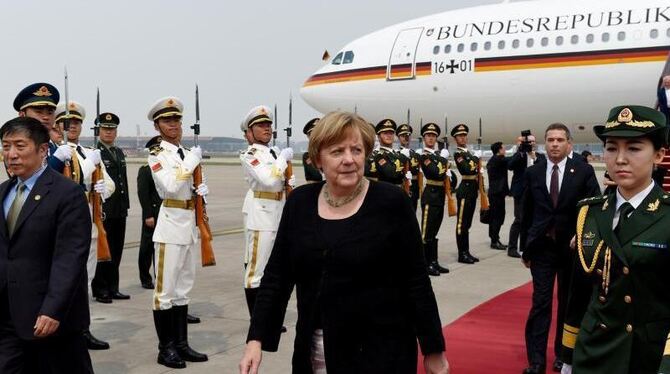 Bundeskanzlerin Angela Merkel auf dem Flughafen in Peking. Foto: Rainer Jensen