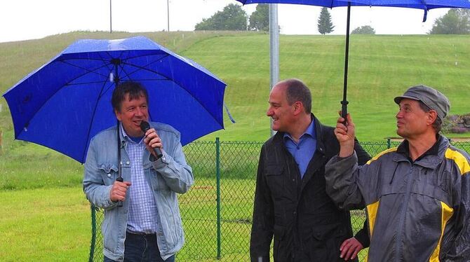 Einen richtigen Wetterfrosch schreckt der Regen nicht: Launig plauderten Jörg Kachelmann (links) und Roland Hummel (rechts) mit