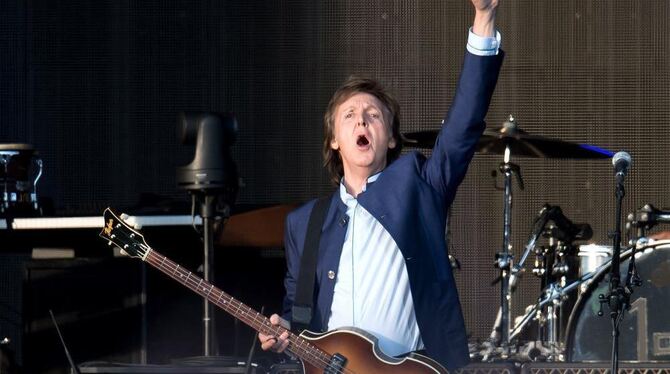 Überall Song-Perlen: Paul McCartney auf der Bühne in München. FOTO: DPA