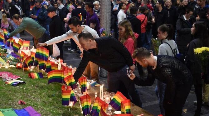 Zahlreiche Trauernde sind am Taylor Square in der australischen Metropole Sydney zusammengekommen. Foto: Dan Himbrechts