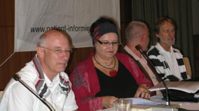 Fand Unterstützung bei örtlichen Medizinern: Renate Hartwig mit Dr. Michael Dürr.  GEA-FOTO: BARAL