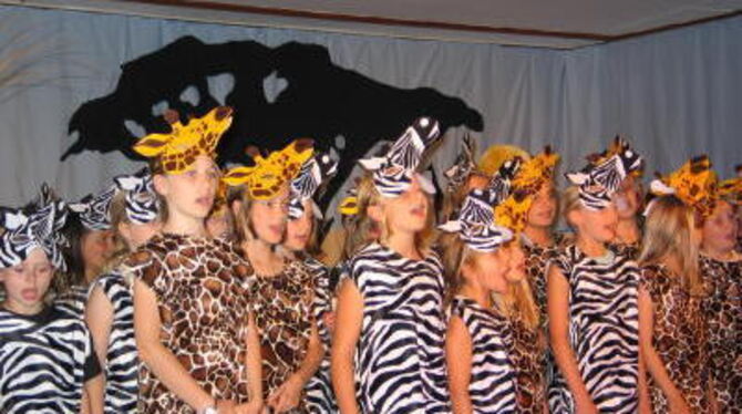 Gemeinsam geht's besser: die Zebras und Giraffen des Schulchors auf der Bühne der Gomaringer Schloss-Schule. GEA-FOTO: PP