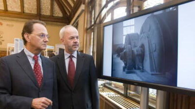 Dr. Wolfgang Bruder (links) und Landrat Thomas Reumann bei der Eröffnung der OEW-Ausstellung. FOTO: TRINKHAUS