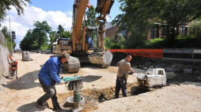 Gut in der Zeit: Die Arbeiter in der Alteburgstraße sind dem Zeitplan starke zwei Wochen voraus. GEA-FOTO: PACHER