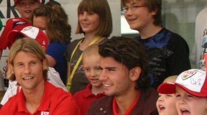 Die VfB-Profis Martin Lanig (links), Serdar Tasci und viele strahlende Kinderaugen.
FOTO: SB