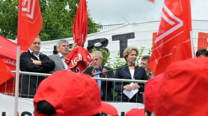 Redner(in) bei der Kundgebung (von rechts): Oberbürgermeisterin Barbara Bosch sowie die IG-Metaller Gert Bauer und Jörg Hofmann.