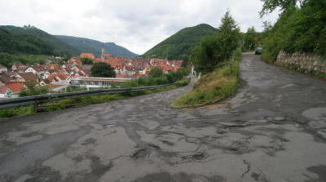 Die Straße &raquo;Am Hochberg&laquo; in Bad Urach muss für knapp 300 000 Euro gerichtet werden. GEA-FOTO: FINK