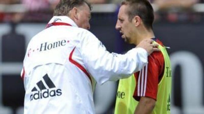 Auch Bayern-Trainer Louis van Gaal (links) will Franck Ribery unbedingt halten.
FOTO: DPA