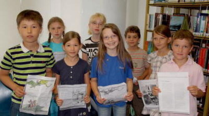 Mit Feuereifer beim Vorlesen dabei (von links): Lukas, Laura, Zoè, Vivien, Carolin, Hendrik, Pia und Moritz.  FOTO: SANDER