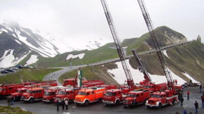 Die Mägerkinger Feuerwehr-Oldtimer in den Alpen. FOTO: PR