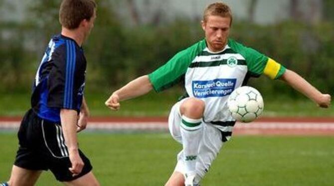 Taktisch gut geschult und zweikampfstark: Der Neu-Reutlinger Alexander Schreckinger (mit Ball).
FOTO: NN