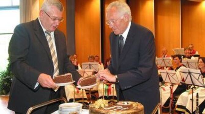 Sachertorte für den neuen Mössinger Ehrenbürger, der 70 Jahre alt wurde: Hans Auer (rechts) schneidet, Werner Fifka serviert.
FO